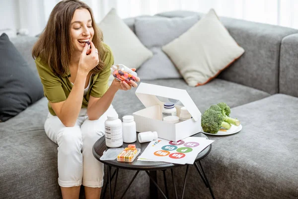 Woman taking vitamins or nutritional supplements — 图库照片