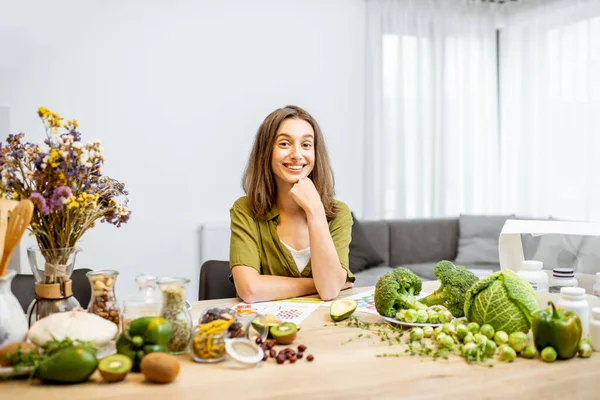 Jeune femme avec des ingrédients alimentaires végétaliens frais — Photo