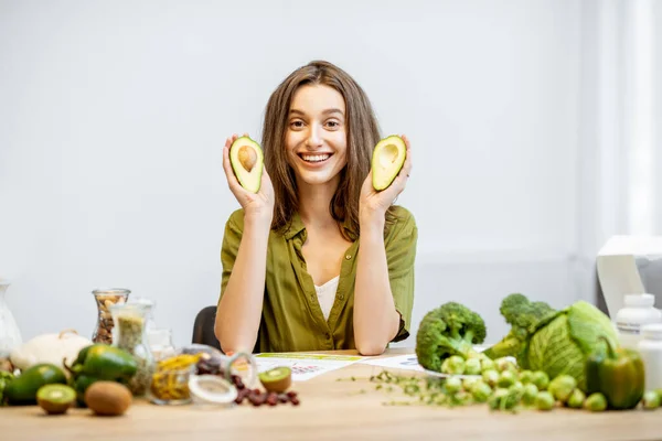 Mujer joven con ingredientes frescos comida vegana — Foto de Stock
