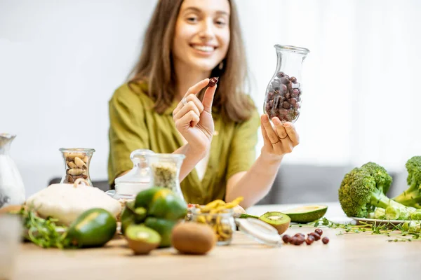 Mujer joven con ingredientes frescos comida vegana — Foto de Stock