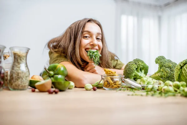 Mujer joven con ingredientes frescos comida vegana — Foto de Stock