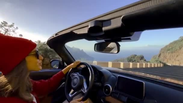 Woman driving a cabriolet while travel — Αρχείο Βίντεο