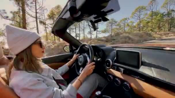 Женщина за рулем кабриолета во время путешествия — стоковое видео