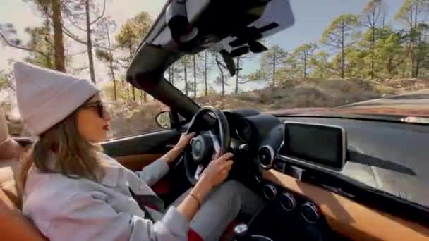 Woman driving a cabriolet while travel — Αρχείο Βίντεο