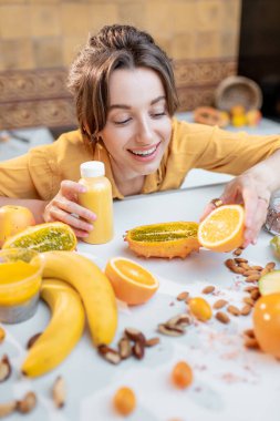 Mutfakta sağlıklı taze yemekleri olan genç bir kadın.