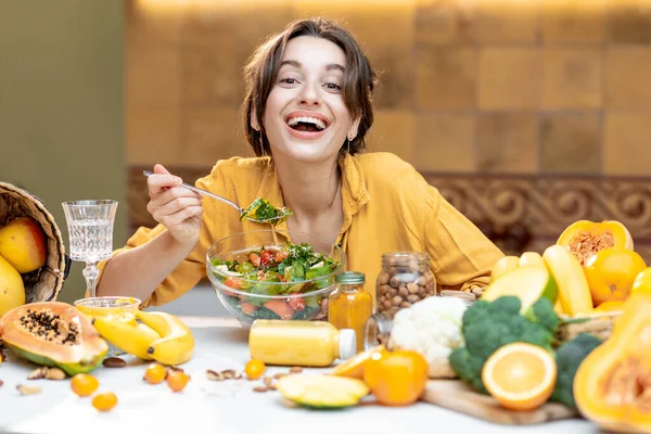 厨房里有健康新鲜食物的年轻女人 — 图库照片