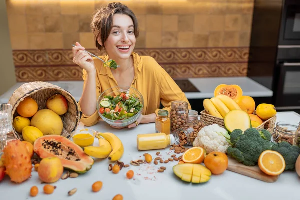 Young woman with healthy fresh food on the kitchen — Stock Photo, Image
