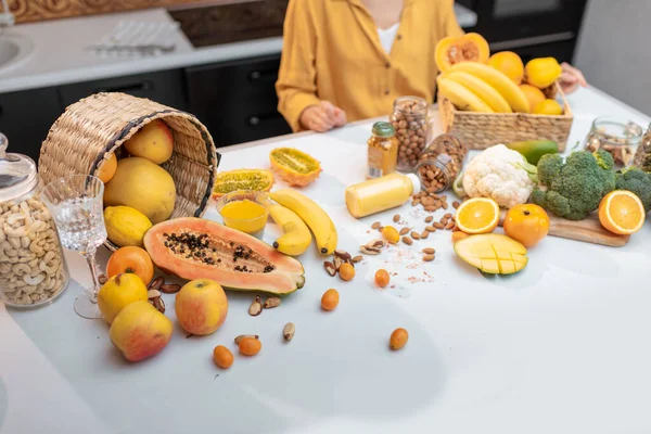 Färska frukter och grönsaker på bordet — Stockfoto