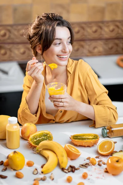 Kvinna äter chiapudding i köket — Stockfoto