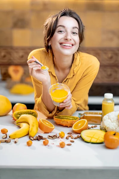 Femme mangeant du pudding chia dans la cuisine — Photo