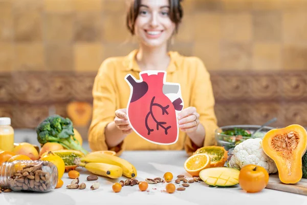 Modell des menschlichen Herzens und Vielfalt an gesunden frischen Lebensmitteln — Stockfoto