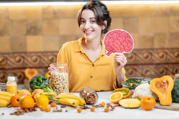 Modell des menschlichen Gehirns und Vielfalt an gesunder frischer Nahrung — Stockfoto