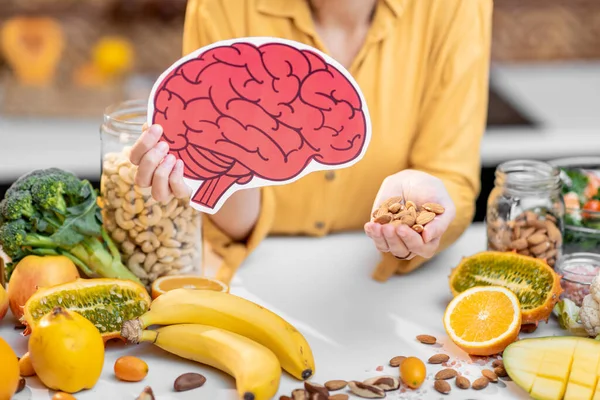 Модель людського мозку та різноманітність здорової свіжої їжі — стокове фото