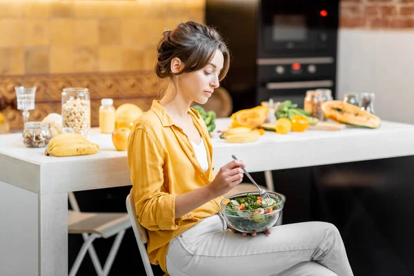若いです女性とともに健康的な新鮮な食べ物上のキッチン — ストック写真