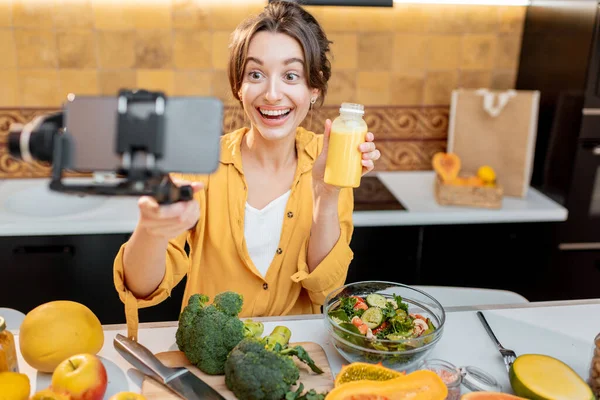 Frau schimpft über gesundes Essen — Stockfoto
