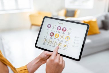 Bir dijital tablet kullanarak akıllı ev aygıtları kontrol ediliyor