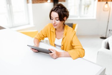 Dijital tablet evde kadınla