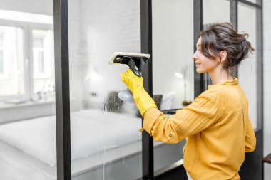 Washing windows with a special cleansing device