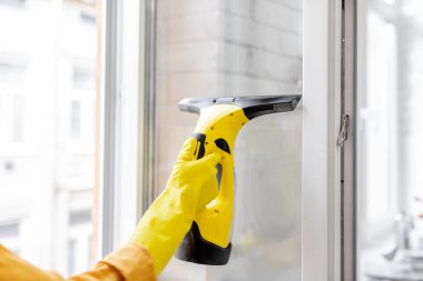 Washing windows with a special cleansing device