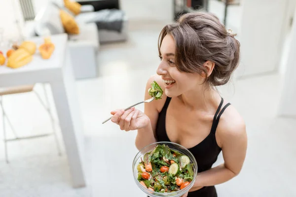 家中有健康食品的女体育运动员 — 图库照片