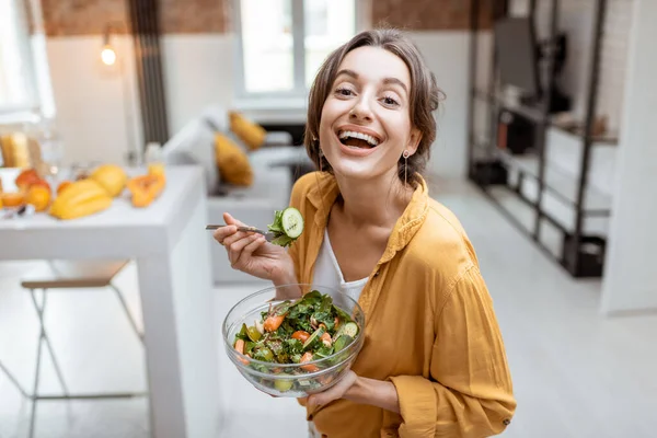 Mulher comendo salada em casa — Fotografia de Stock