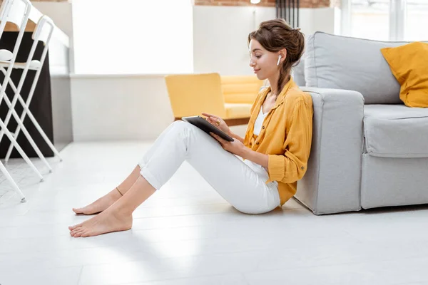 Frau arbeitet zu Hause an digitalem Tablet — Stockfoto