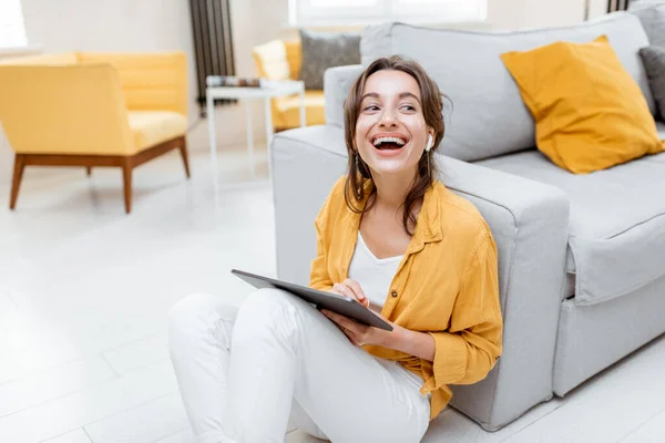 Frau arbeitet zu Hause an digitalem Tablet — Stockfoto