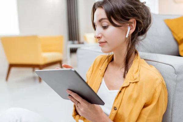 Vrouw die werkt op digitale Tablet PC thuis — Stockfoto