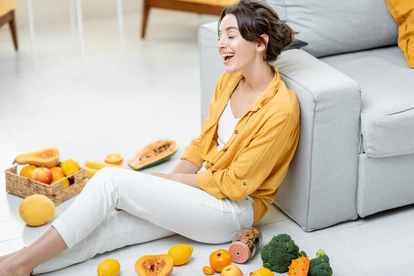 Femme avec des aliments frais sains à la maison — Photo