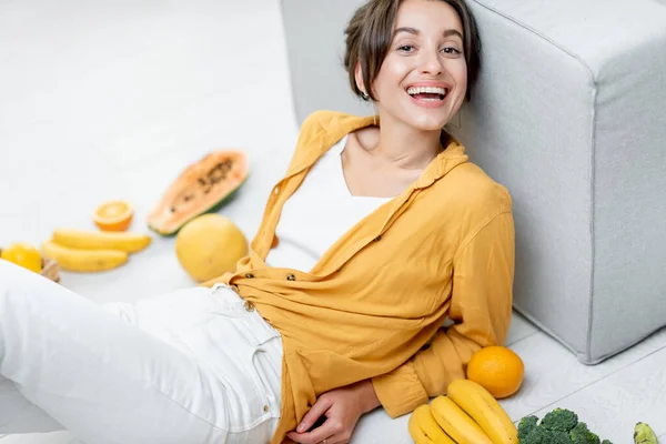 Femme avec des aliments frais sains à la maison — Photo