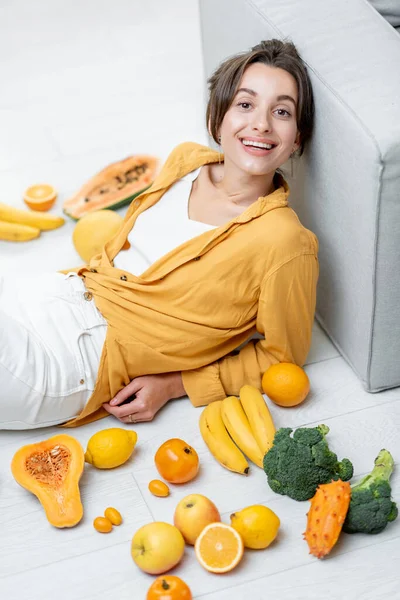 Femme avec des aliments frais sains à la maison — Photo