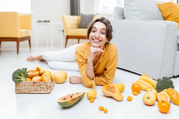 Frau mit gesunder, frischer Nahrung zu Hause — Stockfoto