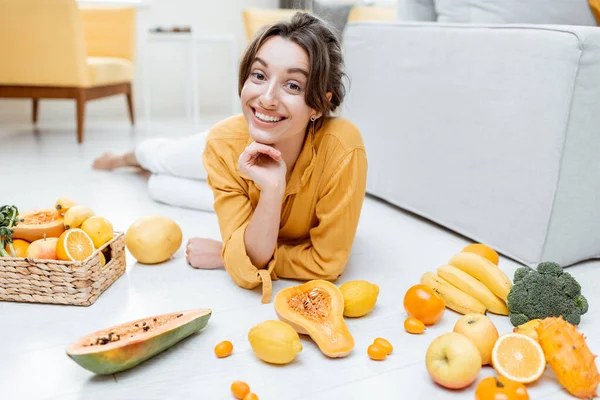 Femme avec des aliments frais sains à la maison — Photo