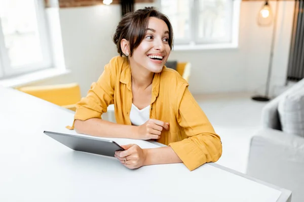 Femme avec tablette numérique à la maison — Photo