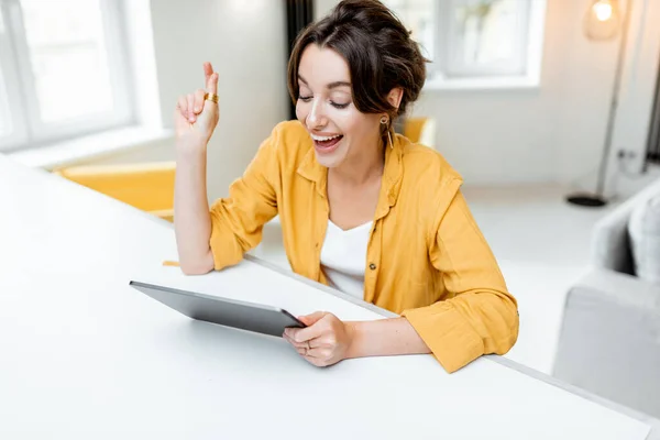 Vrouw met digitale Tablet PC thuis — Stockfoto