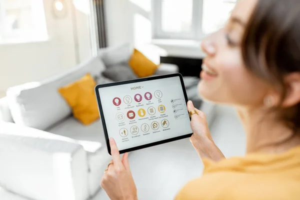 Ovládání chytrých domácích zařízení pomocí digitálního tabletu — Stock fotografie