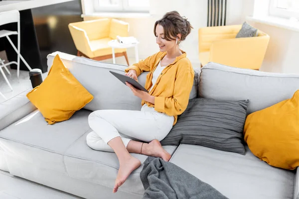 Frau mit digitalem Tablet entspannt zu Hause — Stockfoto