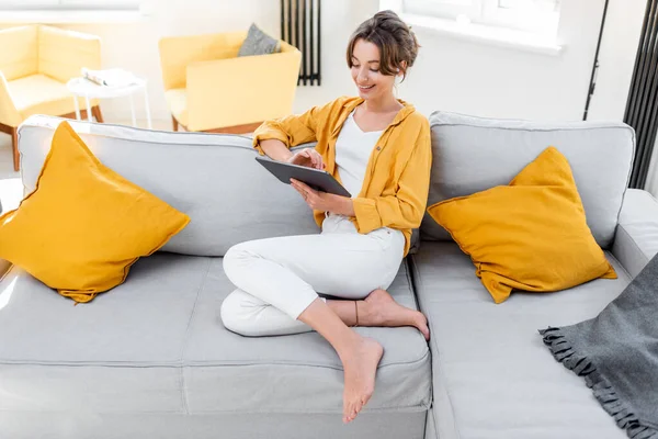 Frau mit digitalem Tablet entspannt zu Hause — Stockfoto