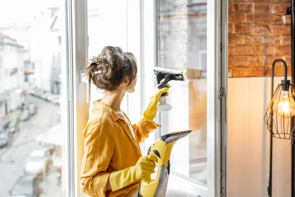 Washing windows with a special cleansing device — Stock Photo, Image