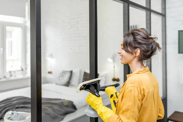 Ventanas de lavado con un dispositivo de limpieza especial —  Fotos de Stock