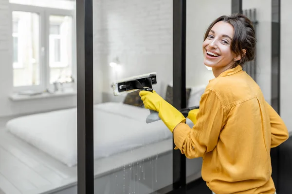 Washing windows with a special cleansing device — Stockfoto