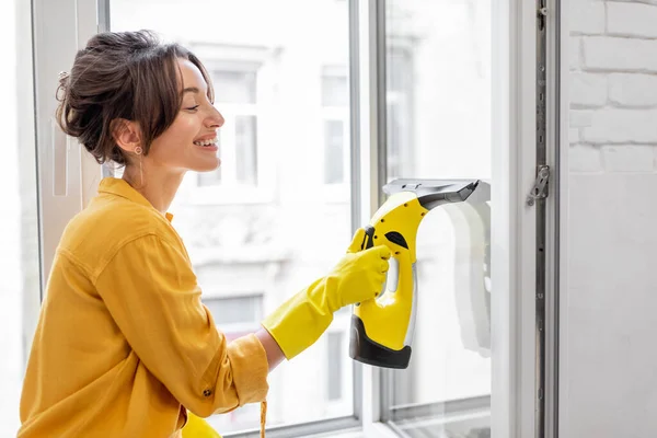 Washing windows with a special cleansing device — Stockfoto