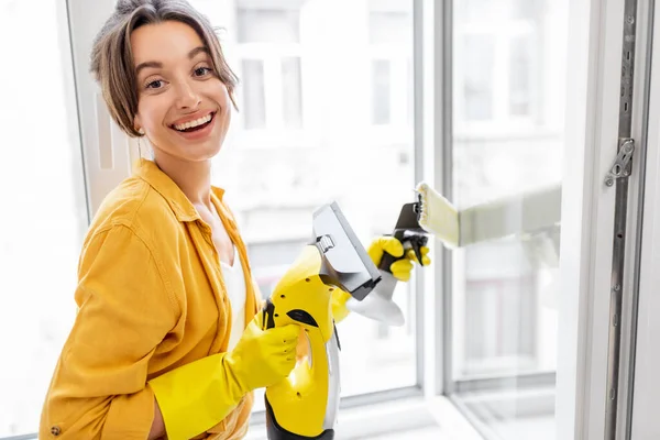 Ikkunoiden pesu erityisellä puhdistuslaitteella — kuvapankkivalokuva