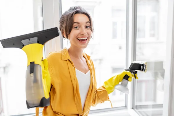 Washing windows with a special cleansing device — Stockfoto