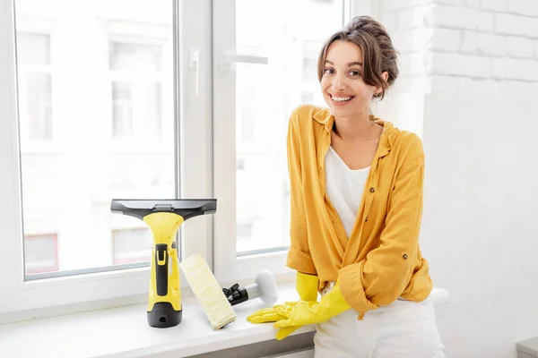 Washing windows with a special cleansing device — Stockfoto