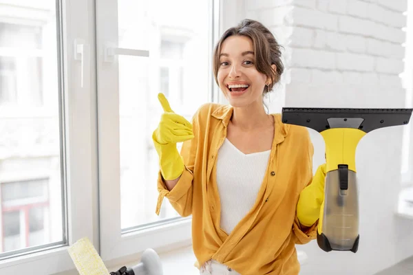 Ventanas de lavado con un dispositivo de limpieza especial —  Fotos de Stock