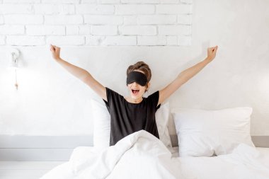 Yatakta uyanan kadın