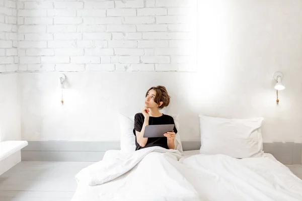 Wanita santai dengan tablet digital di kamar tidur — Stok Foto