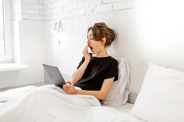 Frau mit Tablette im Bett — Stockfoto