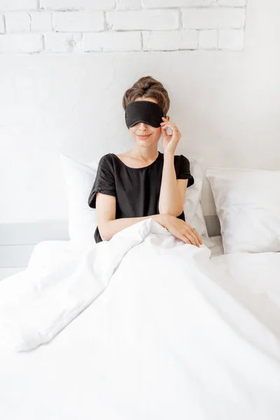 Vrouw wakker in bed — Stockfoto